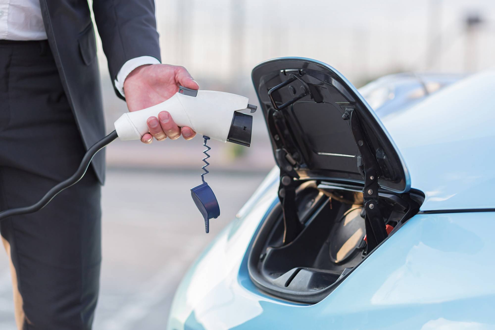 Davčne pasti in prihranki pri nakupu električnega službenega osebnega vozila